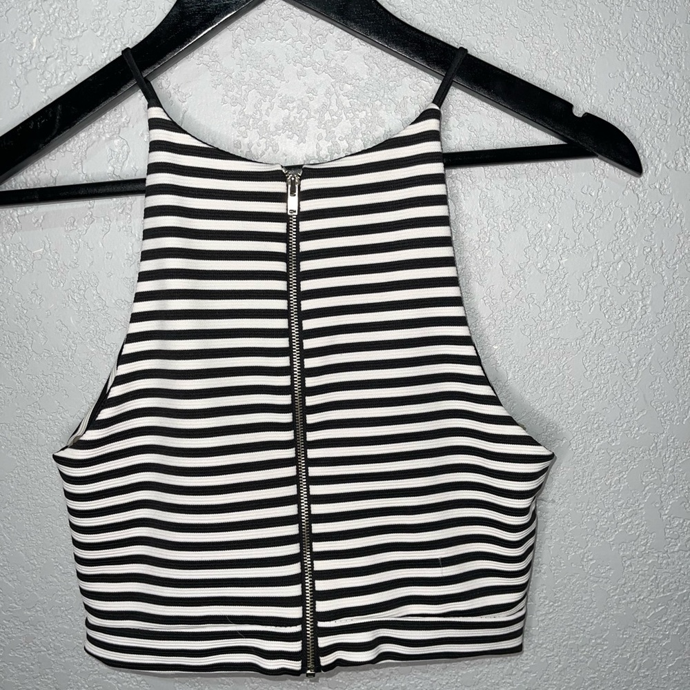 Striped crop top - black and white - opening in the lower front